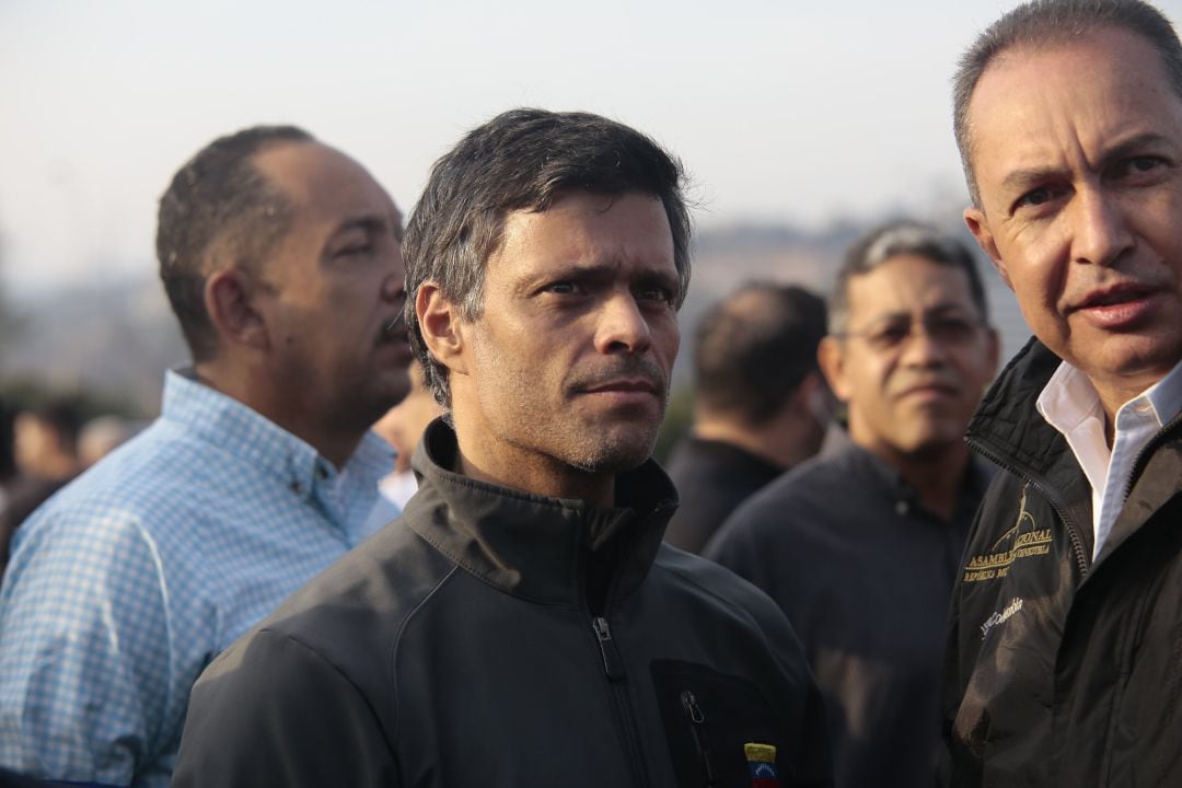 Leopoldo López abandona la Embajada de Chile en Venezuela sin que se conozca su paradero actual.