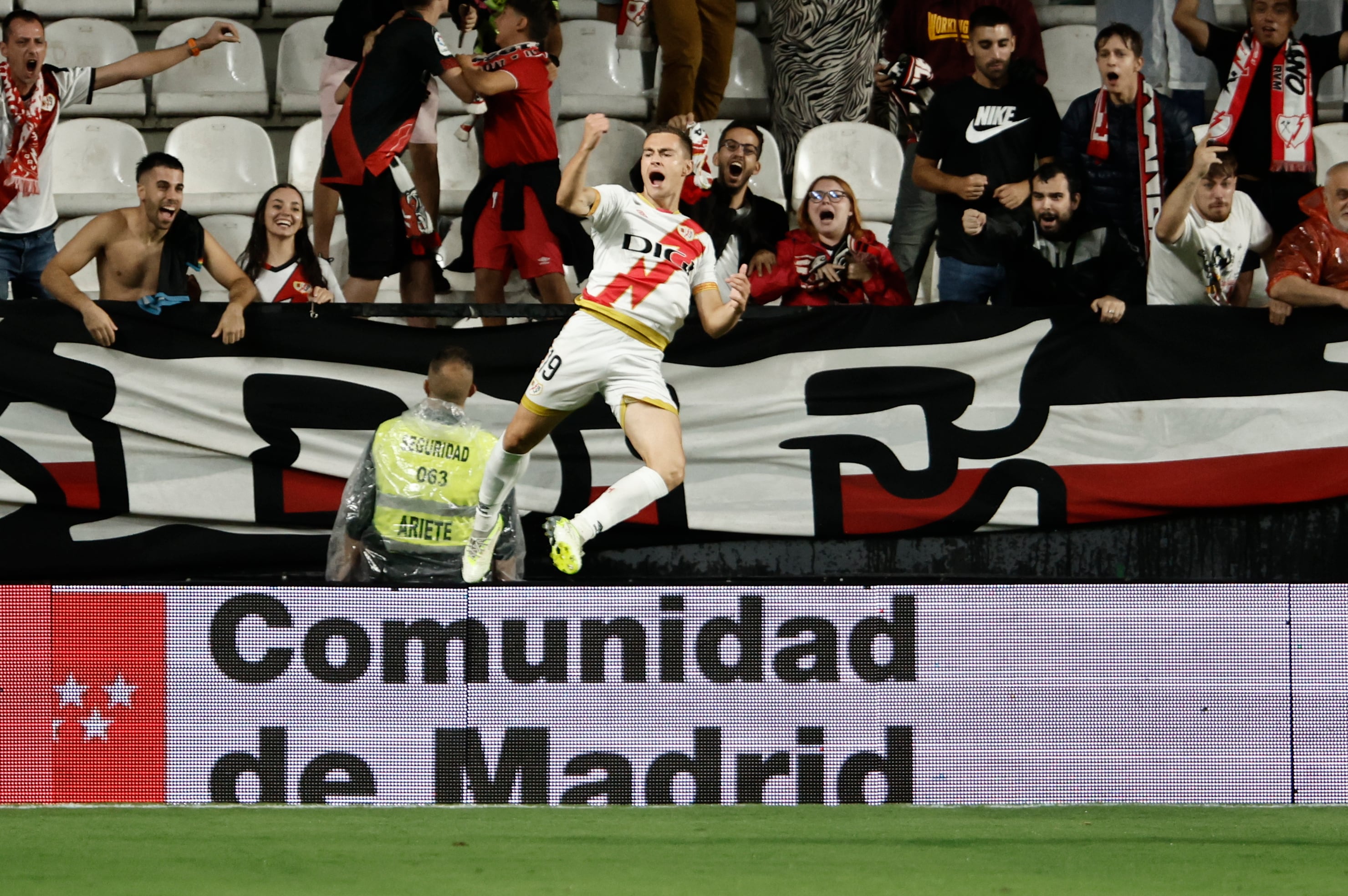 MADRID, 15/09/2023.- El delantero del Rayo Vallecano, Jorge de Frutos, celebra el segundo gol del equipo vallecano durante el encuentro correspondiente a la quinta jornada en Primera División que disputan hoy viernes frente al Alavés en el estadio de Vallecas, en Madrid. EFE / Sergio Pérez.
