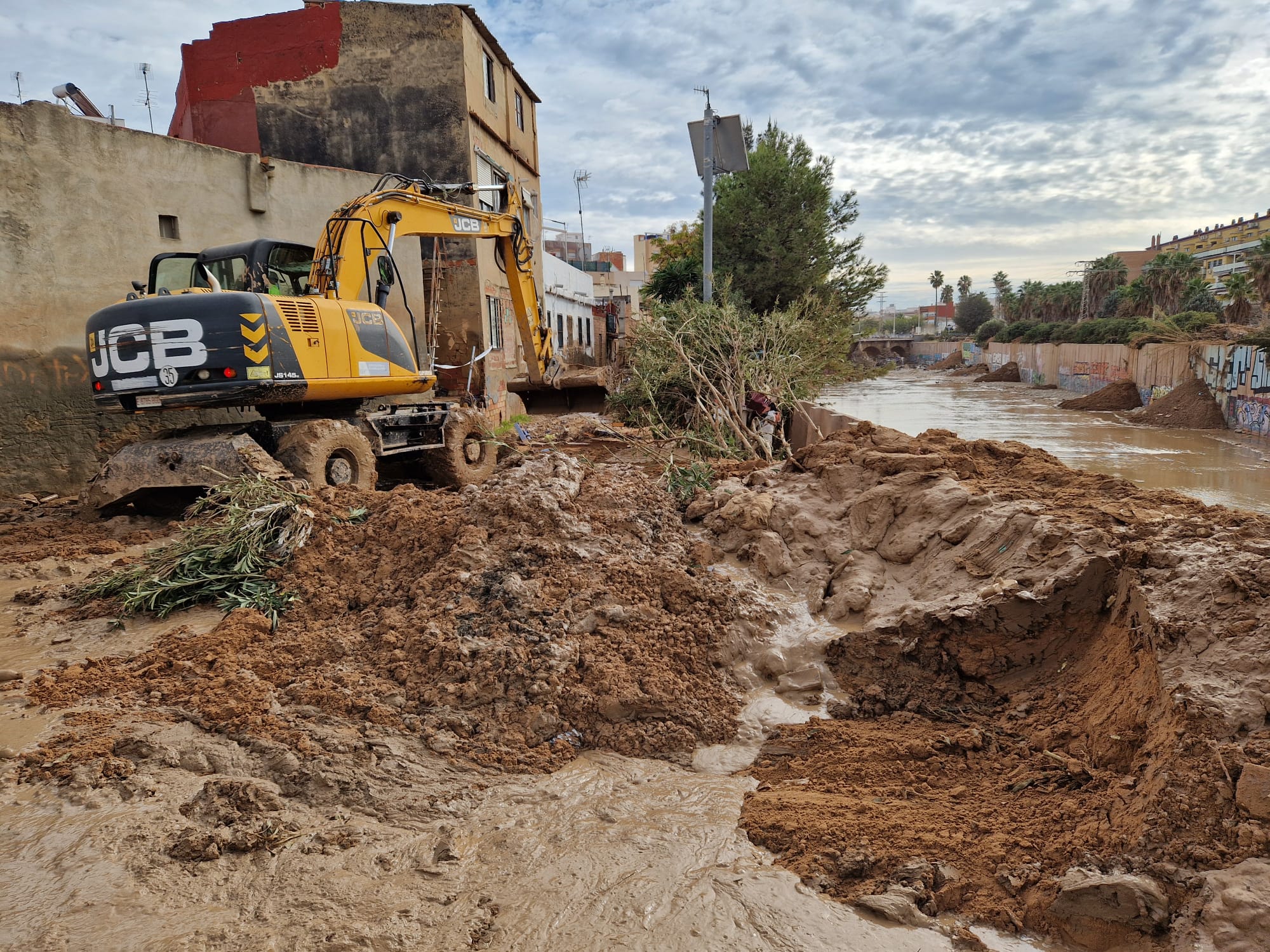 Máquina de la Diputación de Guadalajara trabajando en Massanassa