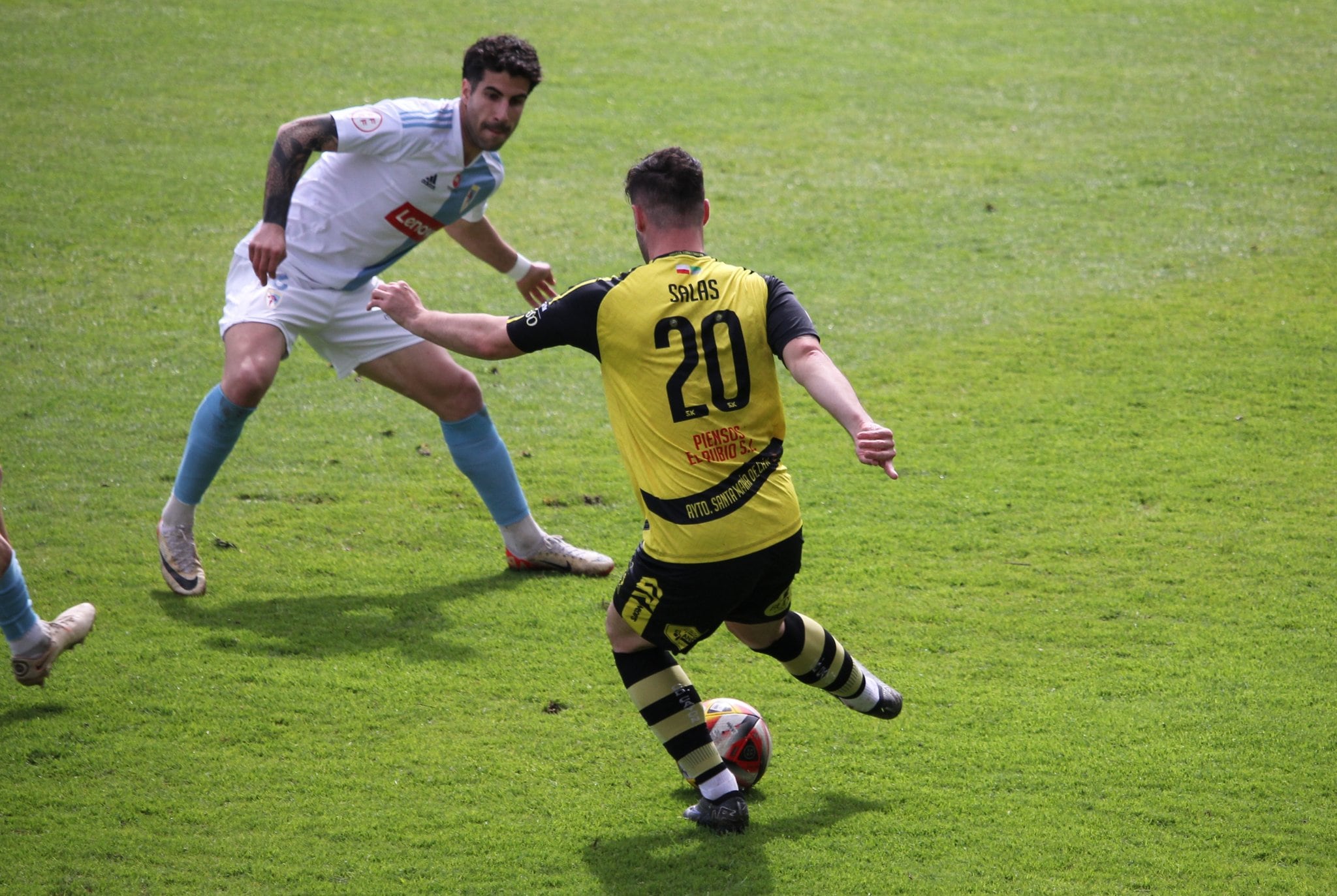 David Soto trata de frenar el avance de Salas en el partido ante el Cayón