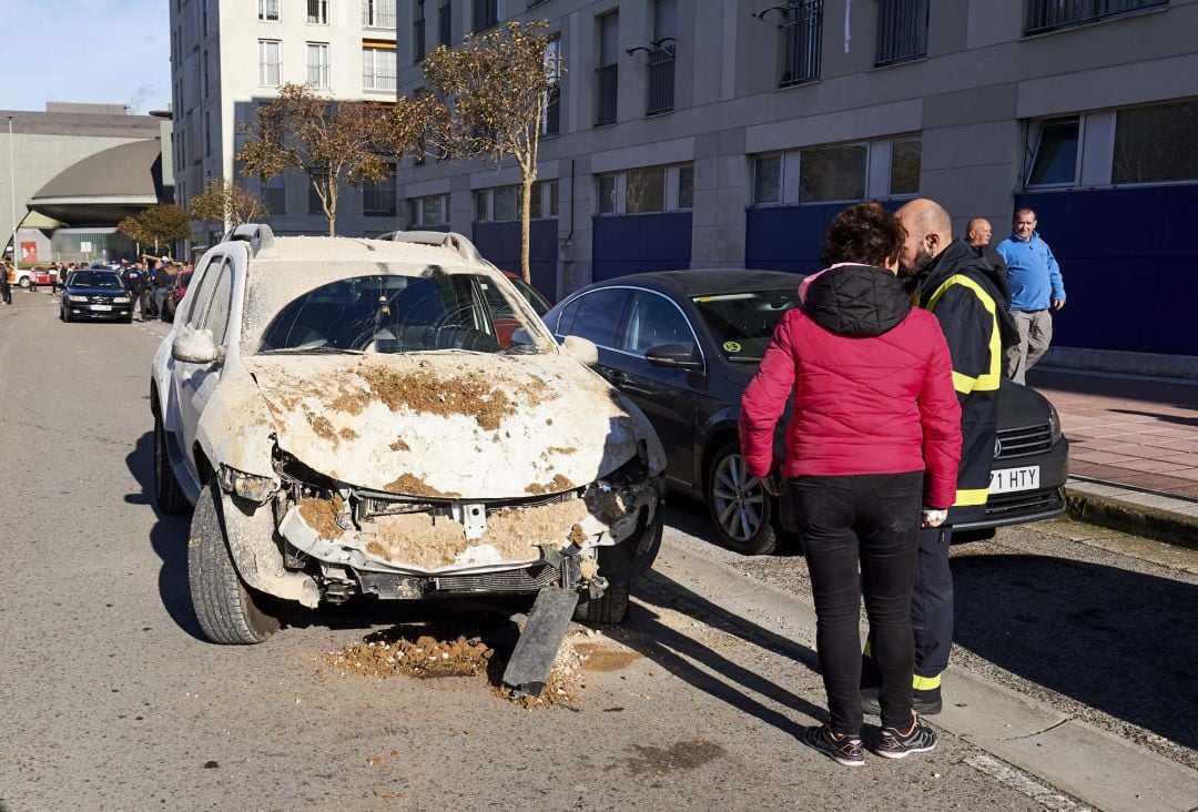 Uno de los coches que había en el parking subterráneo de Nueva Montaña afectado por el derrumbe.