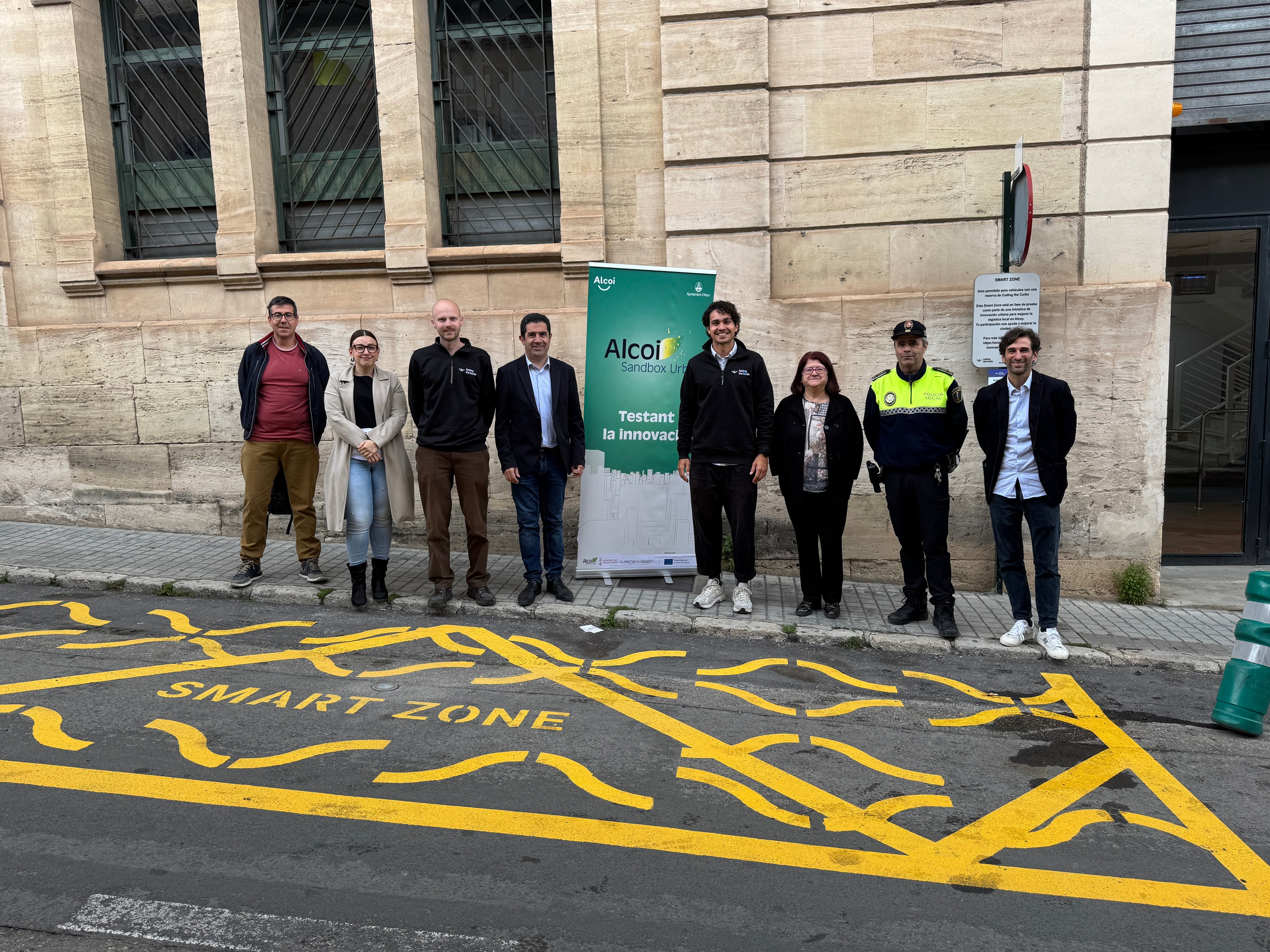 La nueva área de carga y descarga en Rodes donde se han instalado sensores y se puede conocer en tiempo real la disponibilidad y reservar el estacionamiento.