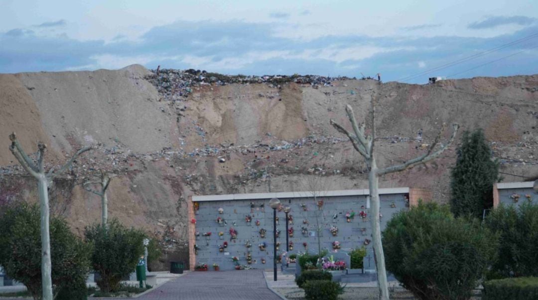 El vertedero de Alcalá de Henares, al fondo, a pocos metros del Cementerio Jardín de la ciudad complutense