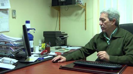 En estos días de Navidad Francisco Javier Gómez ha intentado dejar en buenas manos la gestoria que lleva junto a su esposa en Huesa