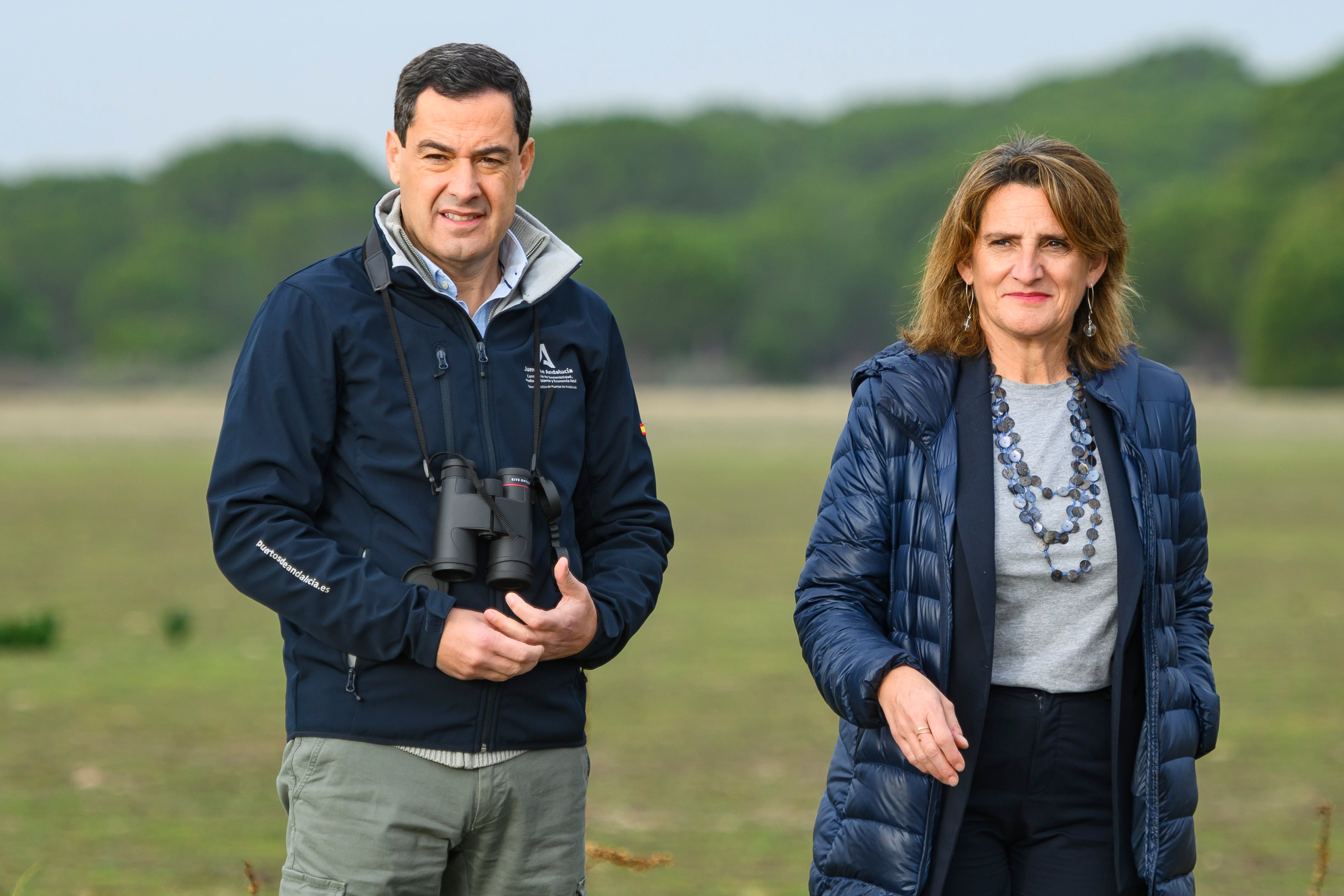 GRAFAND7004. EL ROCÍO (HUELVA), 27/11/2023.- El presidente andaluz, Juanma Moreno y la vicepresidenta tercera del Gobierno y ministra para la Transición Ecológica y el Reto Demográfico, Teresa Ribera, durante su visita hoy lunes a las Marismas del Rocío en el Parque Nacional de Doñana, después de que Gobierno y la Junta de Andalucía hayan alcanzado, después de semanas de negociaciones, un acuerdo sobre los regadíos del entorno, que será firmado a mediodía en Almonte (Huelva). EFE/ Raúl Caro
