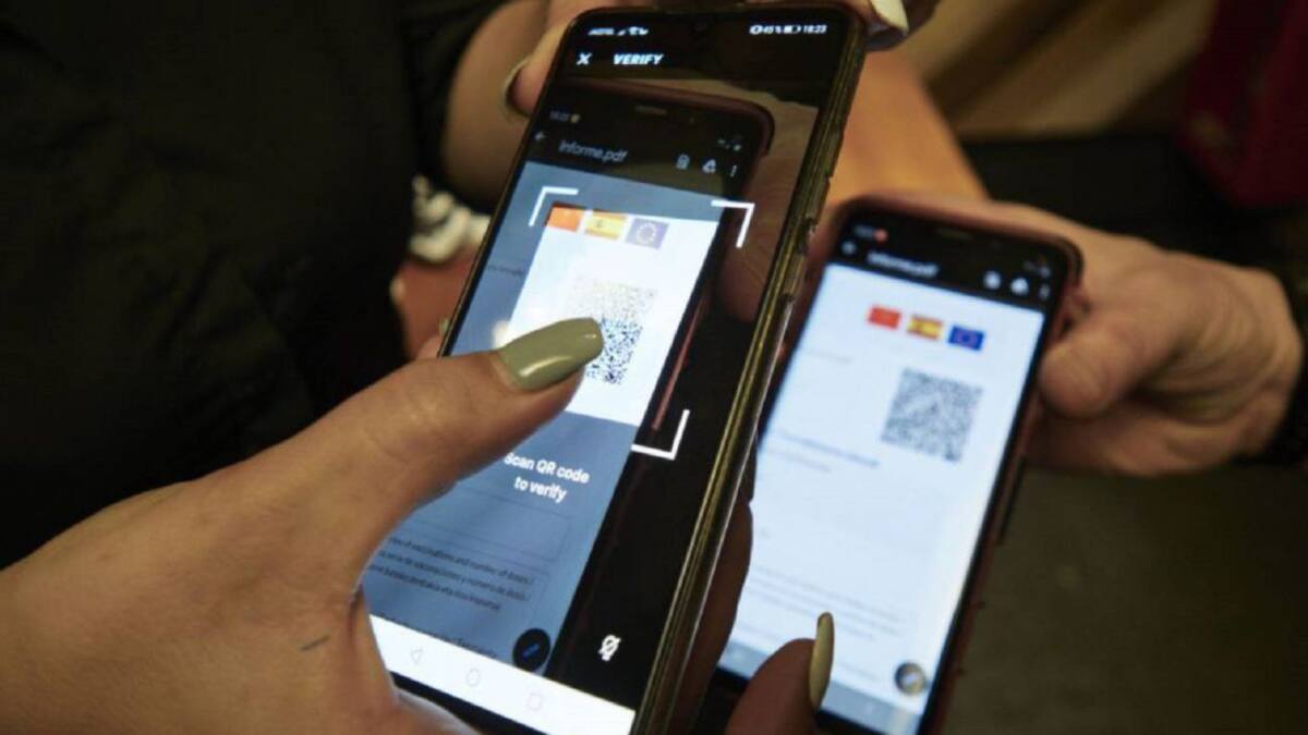 Casi 200 chinos inmunizados en China no pueden validar su pasaporte covid en València por un problema técnico