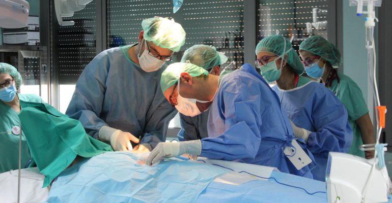 La Unidad de Arritmias de la Gerencia de Atención Integrada de Albacete implanta, por primera vez, un desfibrilador cardíaco subcutáneo