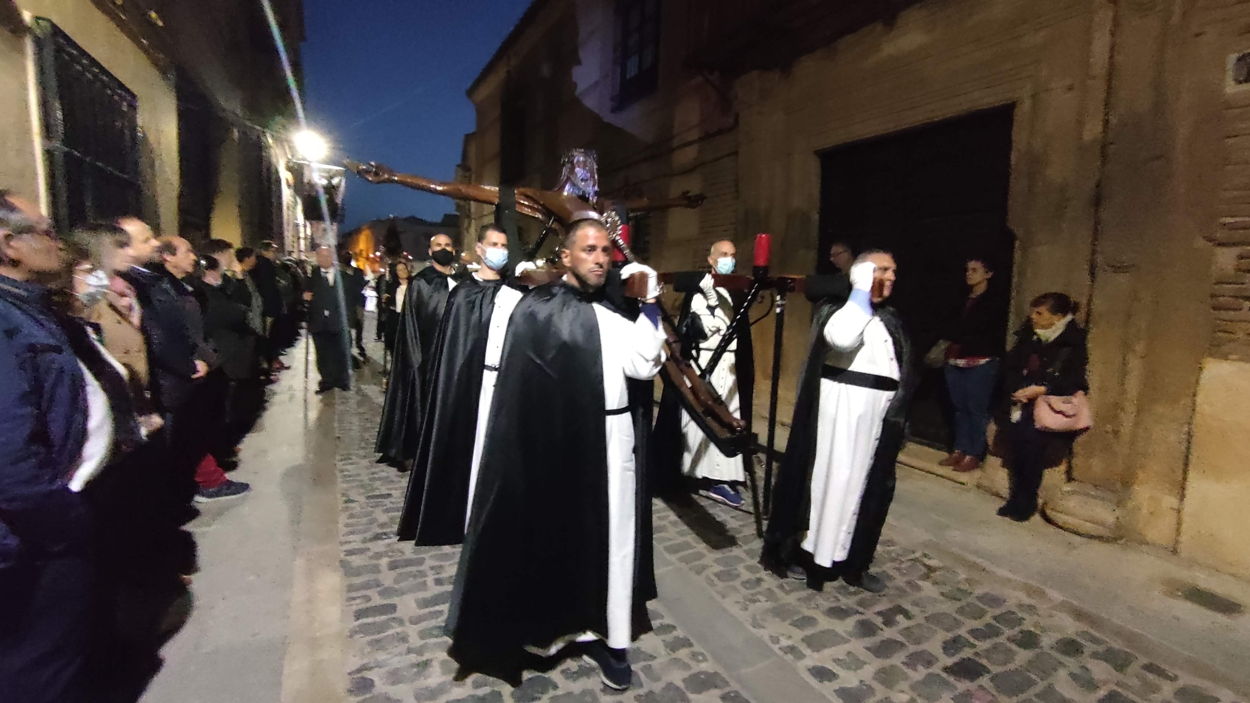 Internos del Centro Penitenciario de Herrera de La Mancha portando el Cristo de la cárcel en Manzanares