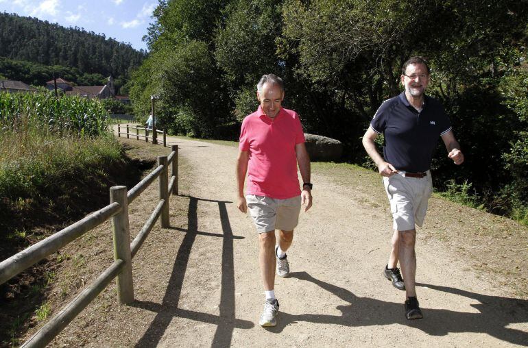 El presidente del Gobierno, Mariano Rajoy , recorre la Ruta da Pedra e da Auga en compañía del marido de la ministra Ana Pastor, José Benito Suárez