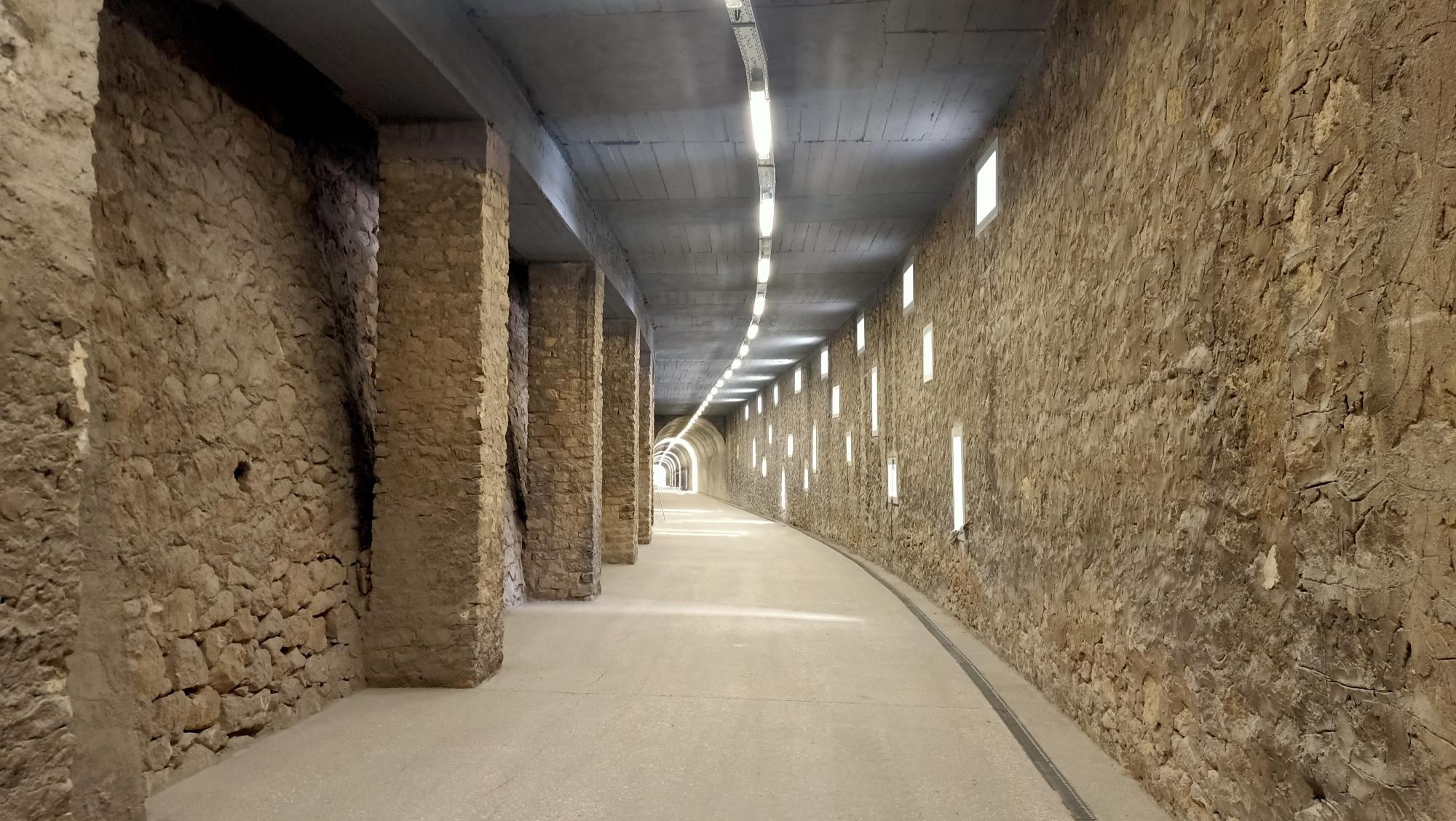 Túnel restaurado del antiguo trazado del Trenet en la Vía Verde de la Cantera de Alicante