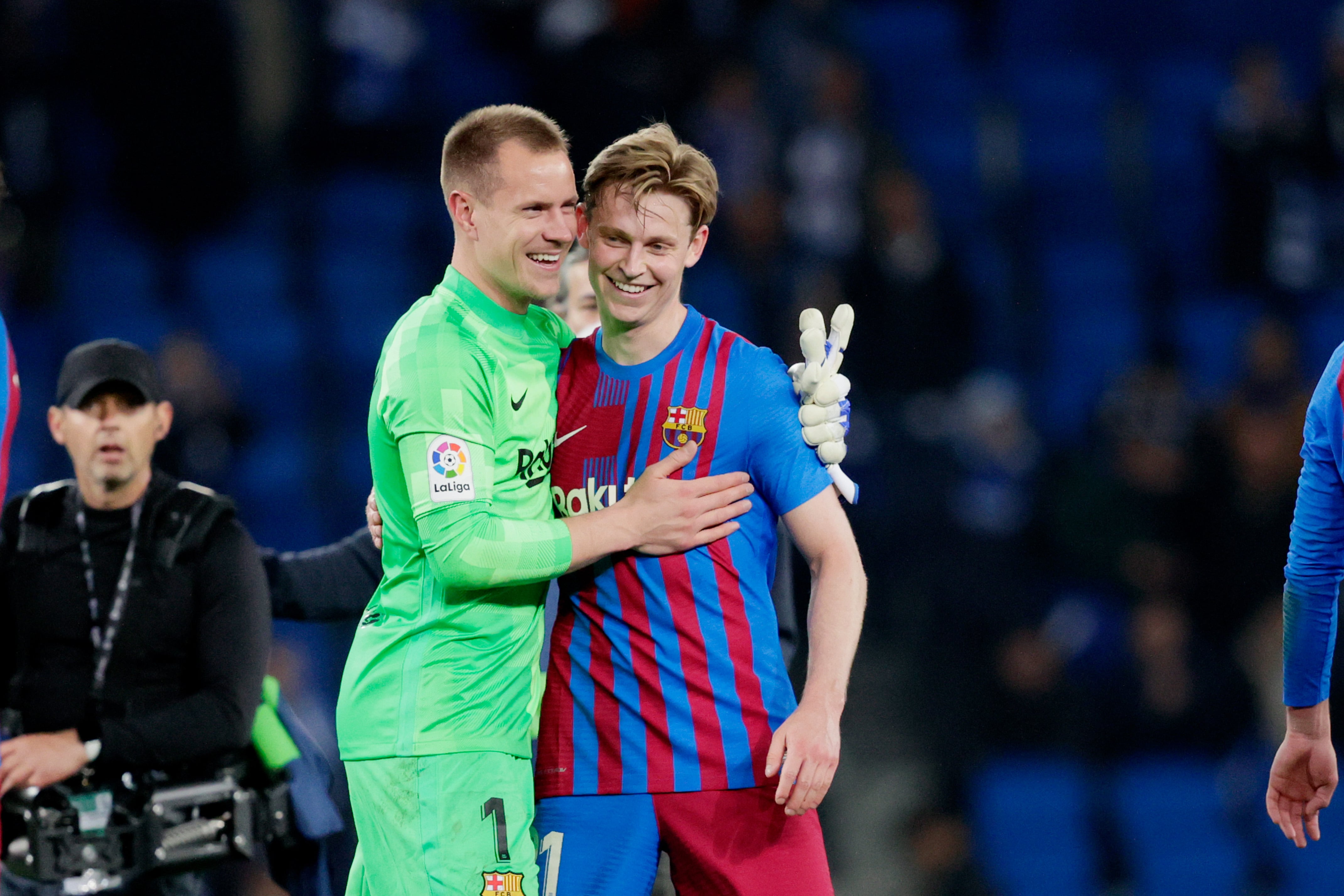 De Jong y Ter Stegen se felicitan tras un partido del FC Barcelona