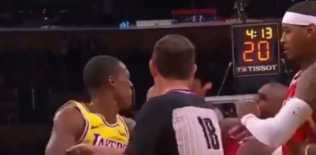 Imagen del momento en el que Rajon Rondo y Chris Paul se enzarzaron en plena pelea