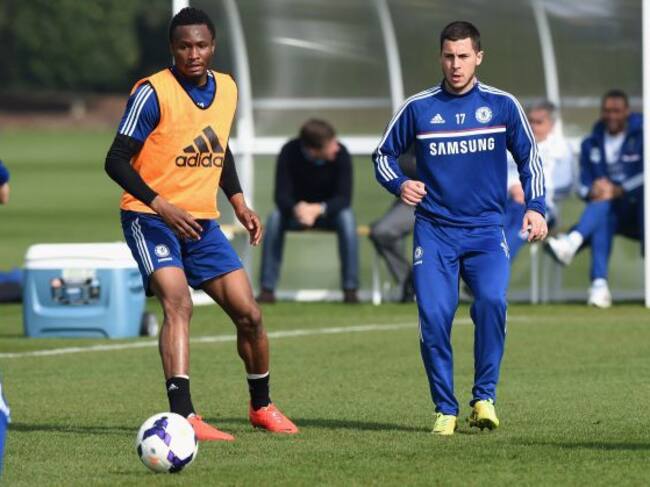 John Obi Mikel y Eden Hazard, en un entrenamiento con el Chelsea
