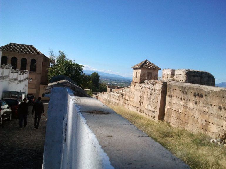 Tramo de la muralla zirí.