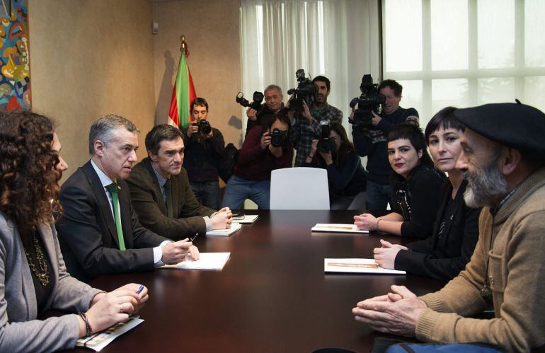 GRA326. VITORIA (ÁLAVA), 17/07/2014.- El lehendakari Iñigo Urkullu (2d), durante la reunión que ha mantenido hoy con los representantes de la asociación de familiares de presos de ETA, Etxerat, José Angel Aramendi (d), Maider Alustiza (2d) y Nagore López de Luzuriaga (3d), junto con los representantes de la oficina de Paz y Convivencia, Johan Fernández (3i) y Monika Hernando (d), en la sede de la presidencia del Gobierno Vasco, Lehendakaritza. EFE/Adrian Ruiz De Hierro