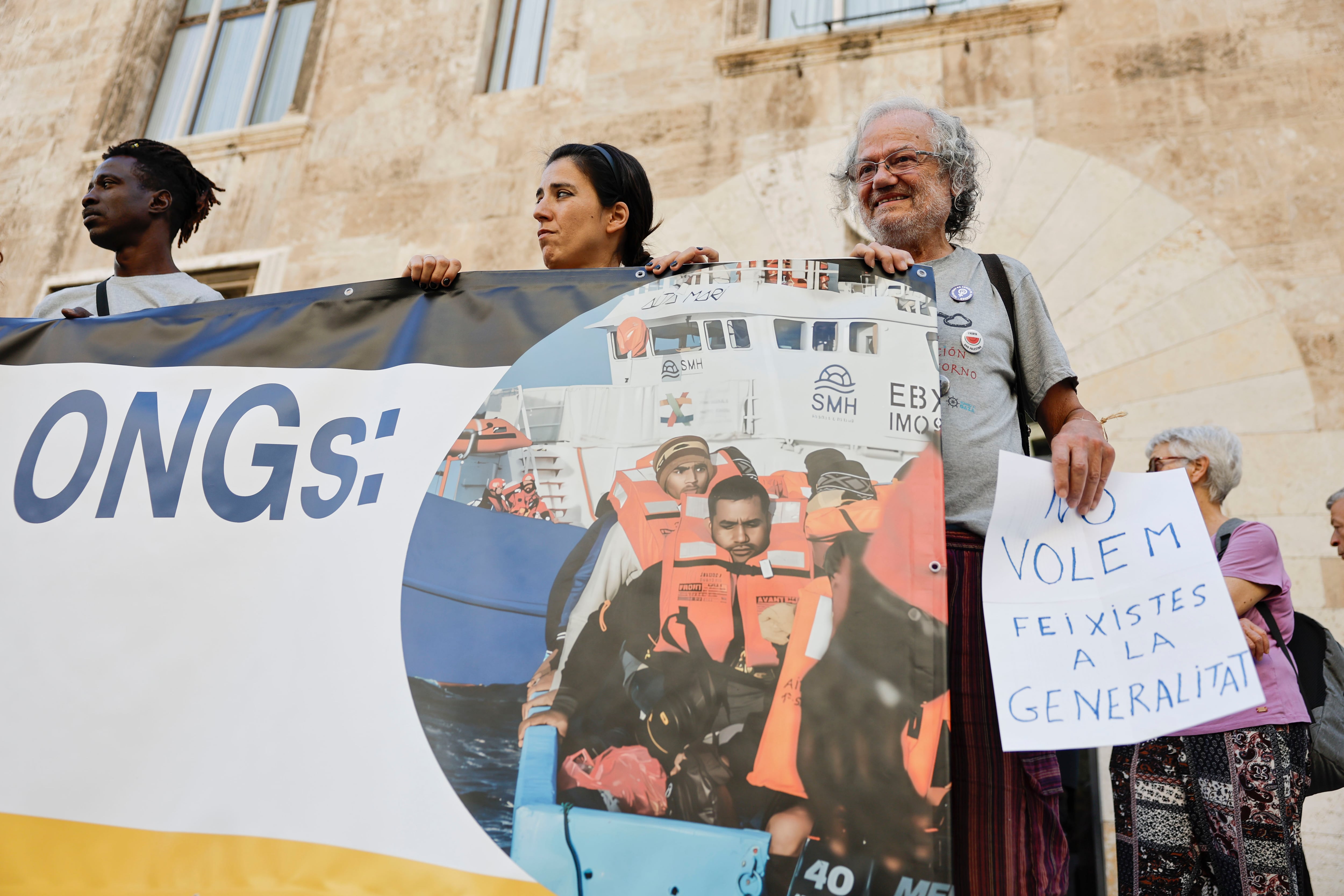 VALÈNCIA, 06/09/2024.-Salvamento Marítimo Humanitario celebra una concentración ante el Palau de la Generalitat para protestar por la decisión del Gobierno valenciano de cobrar las tasas portuarias a proyectos humanitarios, lo que supondrá un coste de 63.000 euros de gastos extra para el buque Aita Mari y dificultará su próxima misión en octubre.- EFE/ Biel Alino
