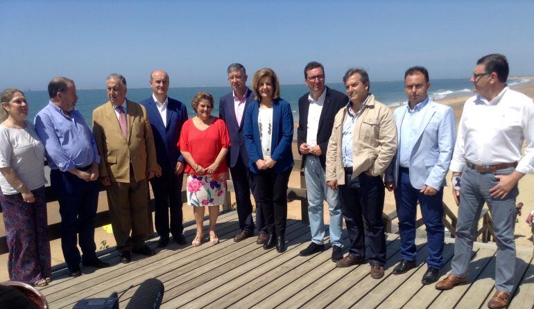 La ministra de empleo, Fátima Báñez, junto a alcaldes y concejales de la costa de Huelva en Mazagón 