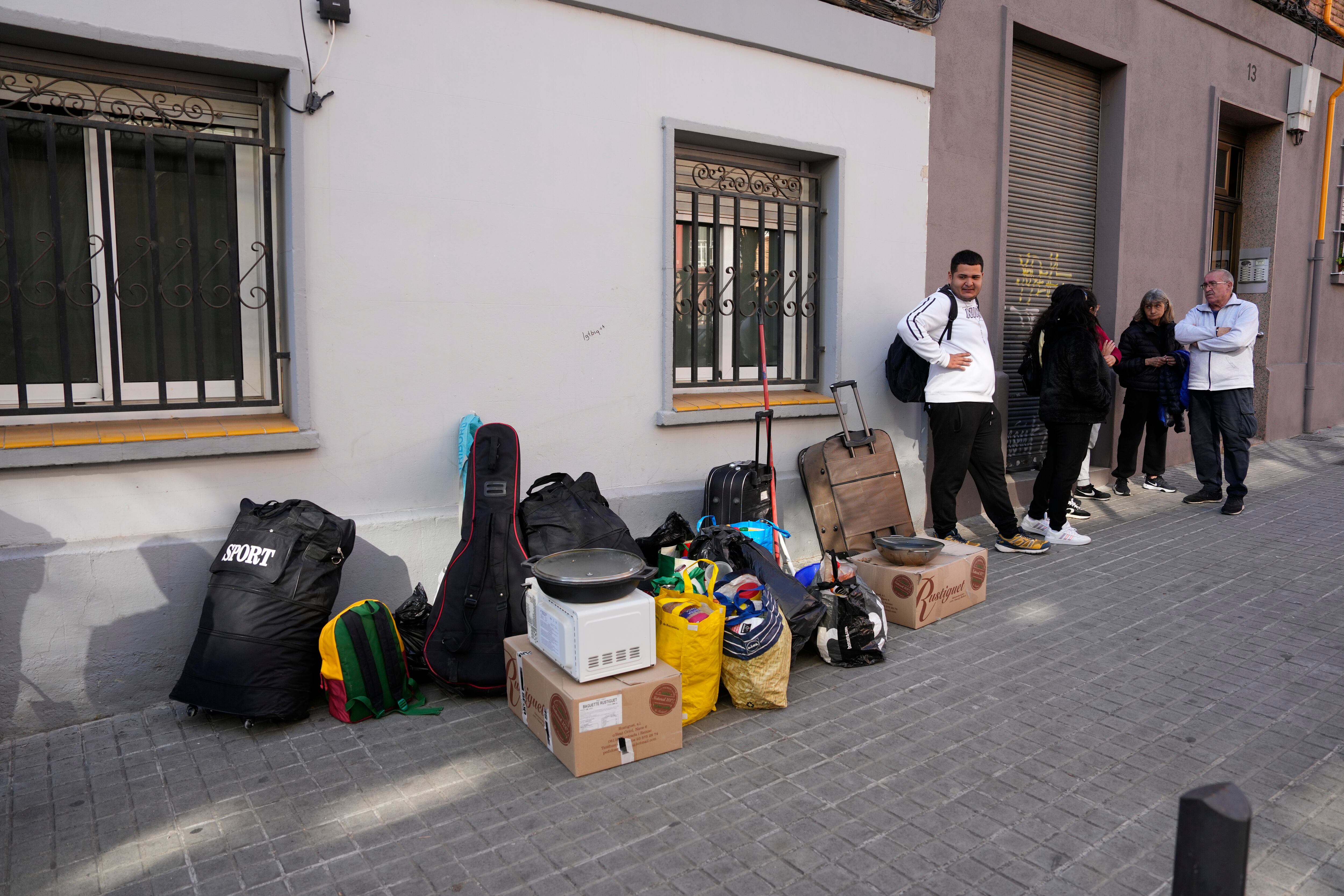 GRAFCAT9837. BADALONA (BARCELONA), 14/02/2024.- Los Bomberos de la Generalitat han detectado una gran grieta en uno de los edificios adyacentes al que se derrumbó la semana pasada en Badalona (Barcelona), en el que fallecieron tres personas, y están desalojando con ayuda de los Mossos d&#039;Esquadra a algunos de los vecinos de manera preventiva. EFE/Alejandro Garcia
