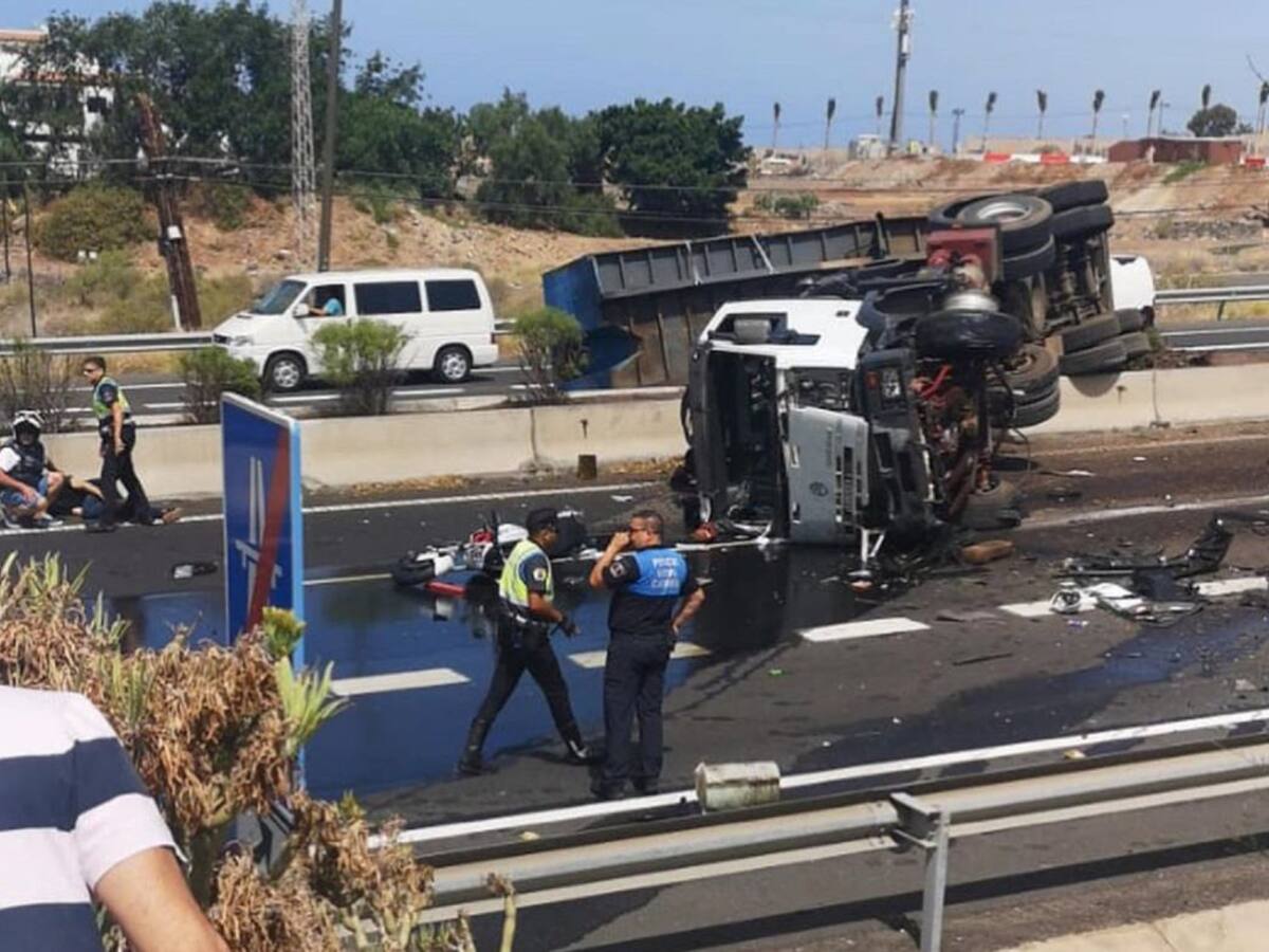 Fallece una mujer después de que un camión invadiera el carril contrario en la TF-1