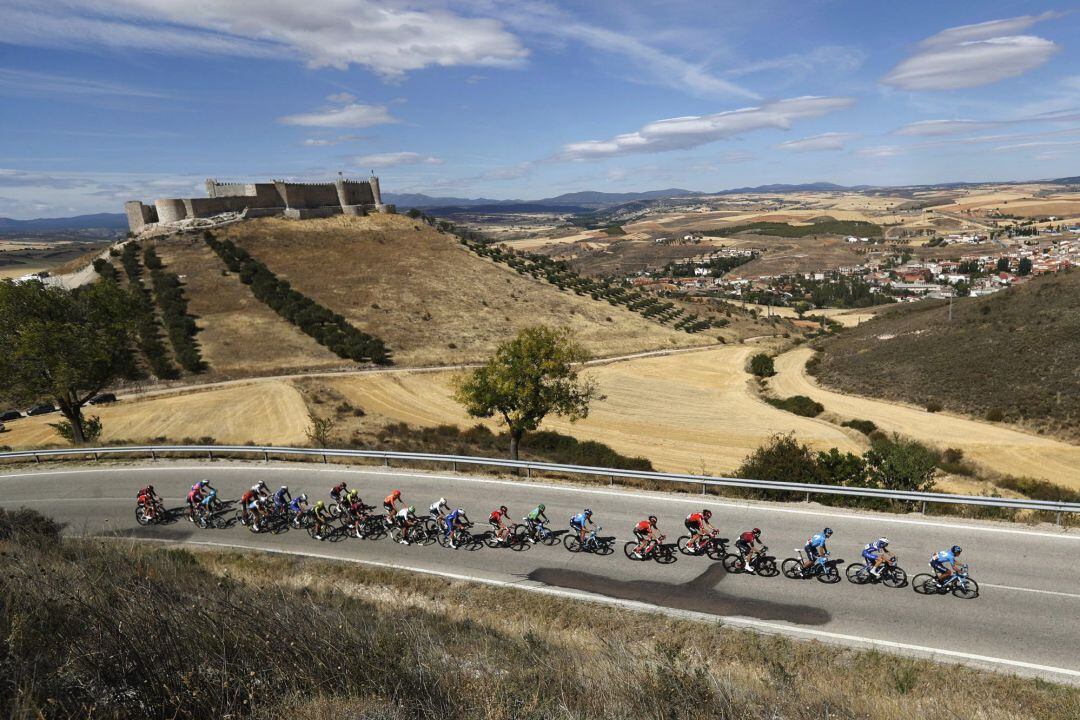 Un grupo de escapados del pelotón durante la décimo séptima etapa de la Vuelta a España 2019, disputada este miércoles entre la localidad de burgalesa de Aranda de Duero y Guadalajara, con un recorrido de 219,6 kilómetros. 