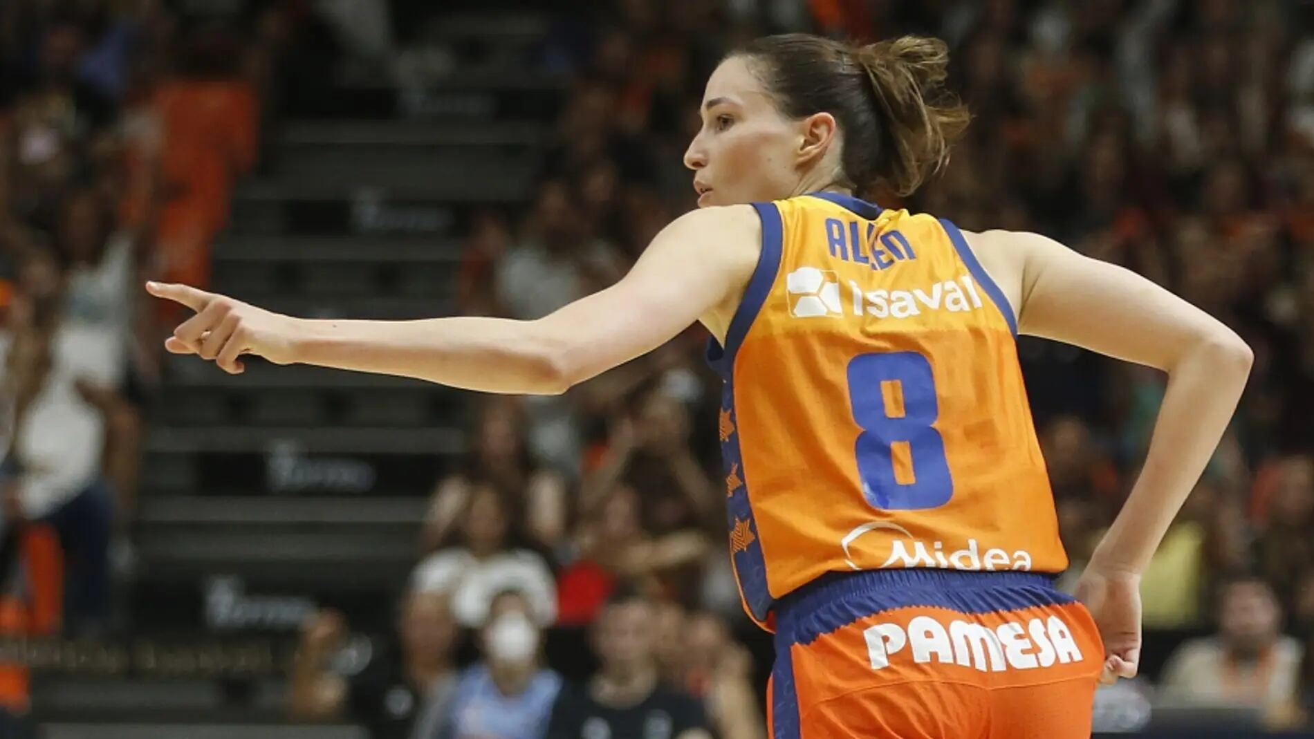 Rebecca Allen, jugando el Valencia Basket.