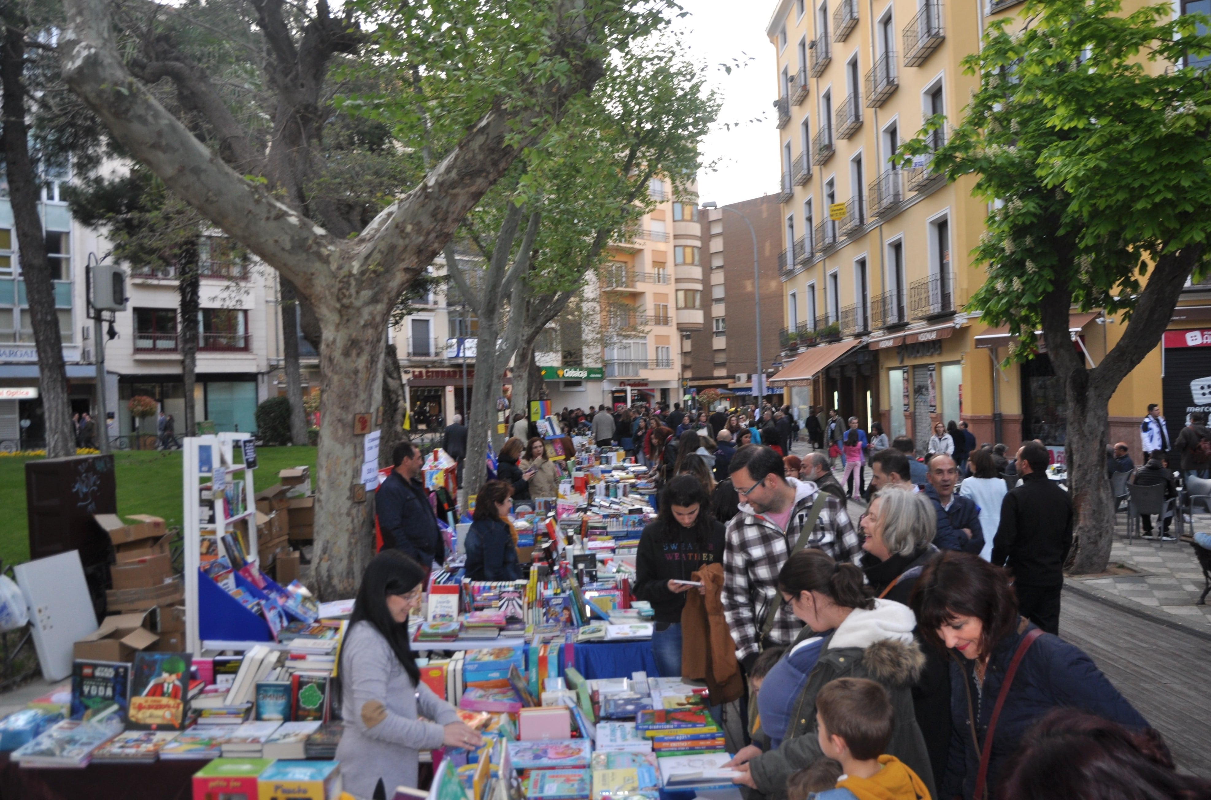 Imagen de archivo del Día del Libro en la Plaza de la Hispanidad de Cuenca