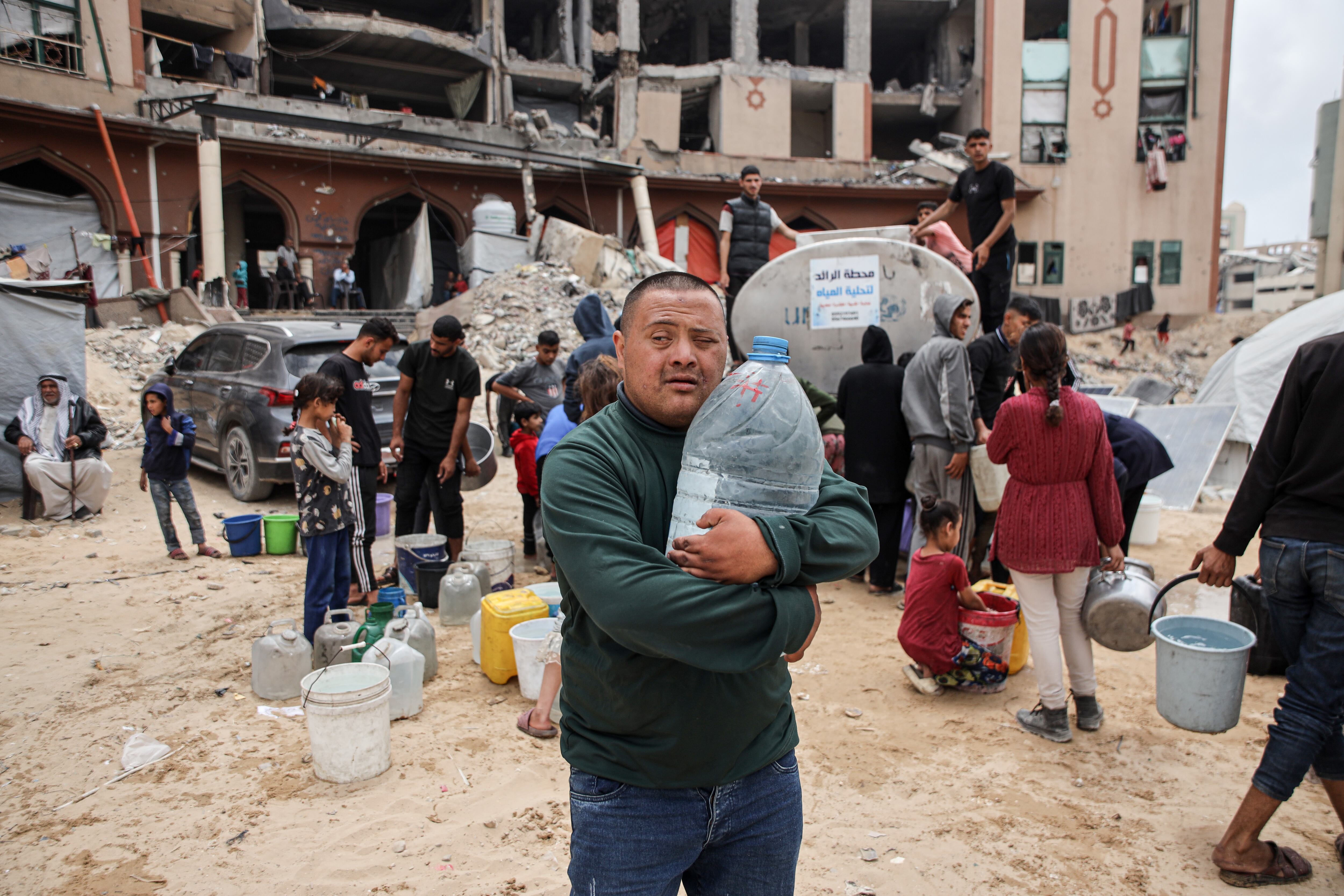 Una organización benéfica distribuye alimentos y agua potable a los palestinos en la zona de Yabalia, en el norte de la Franja de Gaza, el 12 de mayo de 2025. Abdalhkem Abu Riash/Anadolu.