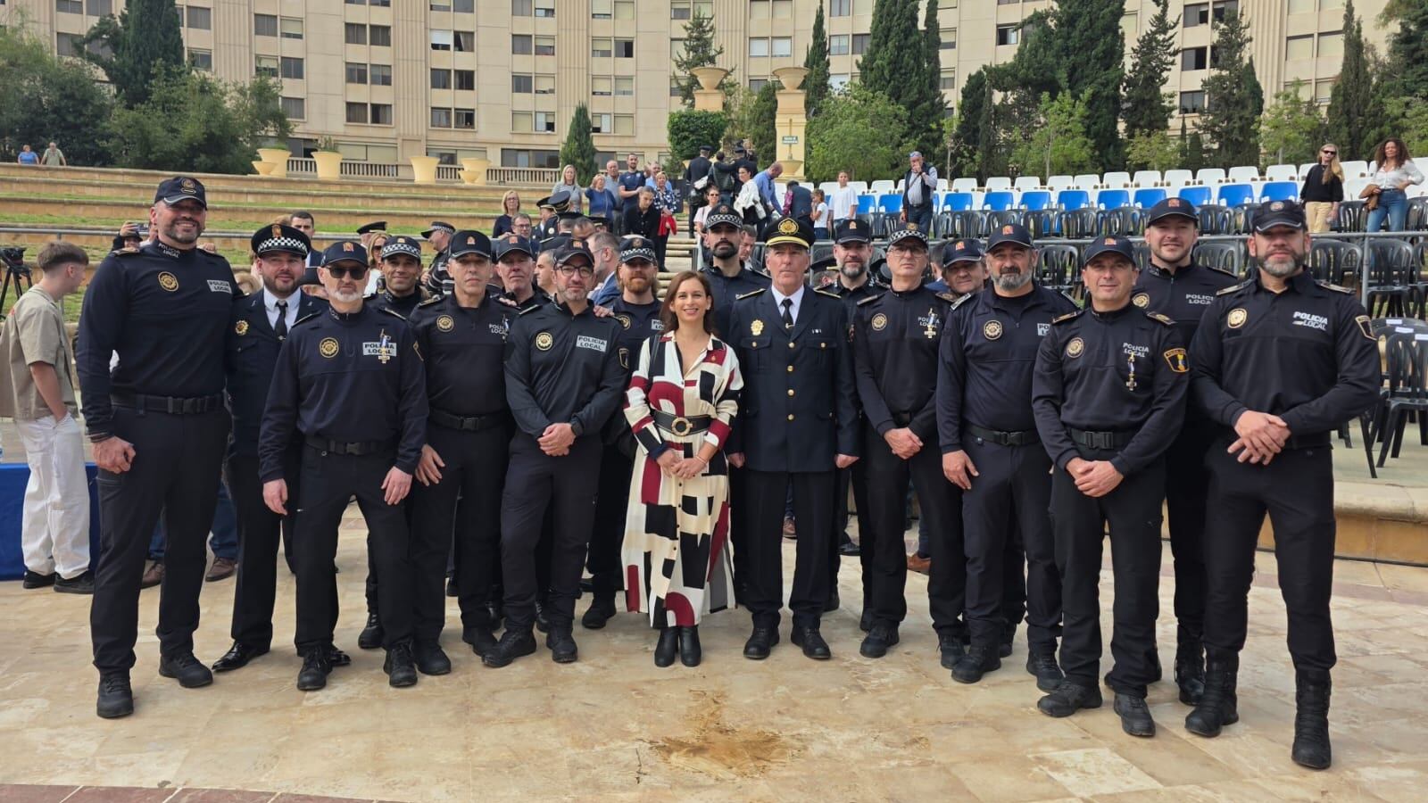 Silvia Ibáñez, concejala de Seguridad Ciudadana de Elda, junto a los agentes distinguidos