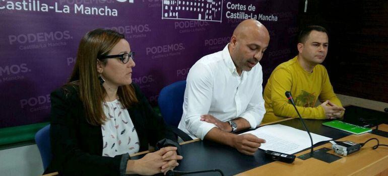 Fotografía facilitada por Podemos Castilla-La Mancha del secretario general del partido, José García Molina (c), A su lado, David Llorente, diputado regional y María Díaz, secretaria de Organización.