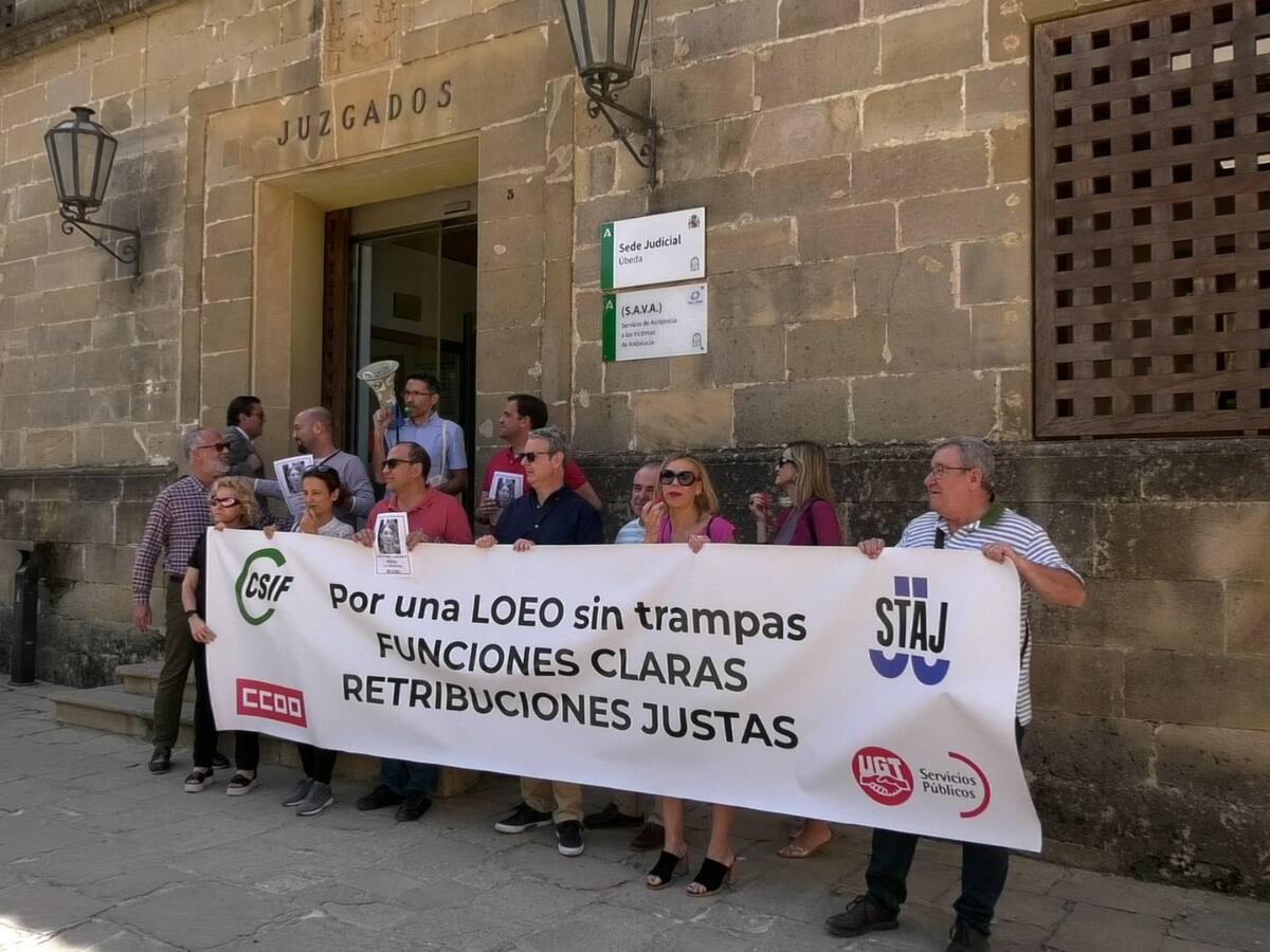 Los funcionarios de Justicia se concentran ante los juzgados de Úbeda