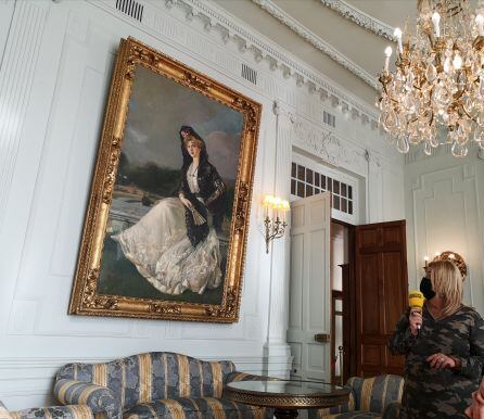 Lola Sainz directora del Palacio de la Magadalena junto a la pieza más valiosa del interior del edificio, el retrato que Sorolla realizó de la reina Victoria Eugenia.