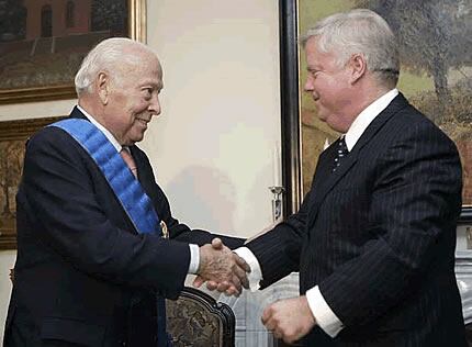 El embajador chileno en España, Osvaldo Puccio Huidobro, condecora al presidente de PRISA, Jesús de Polanco, con la Orden del Mérito de Chile el pasado 28 de junio de 2007.