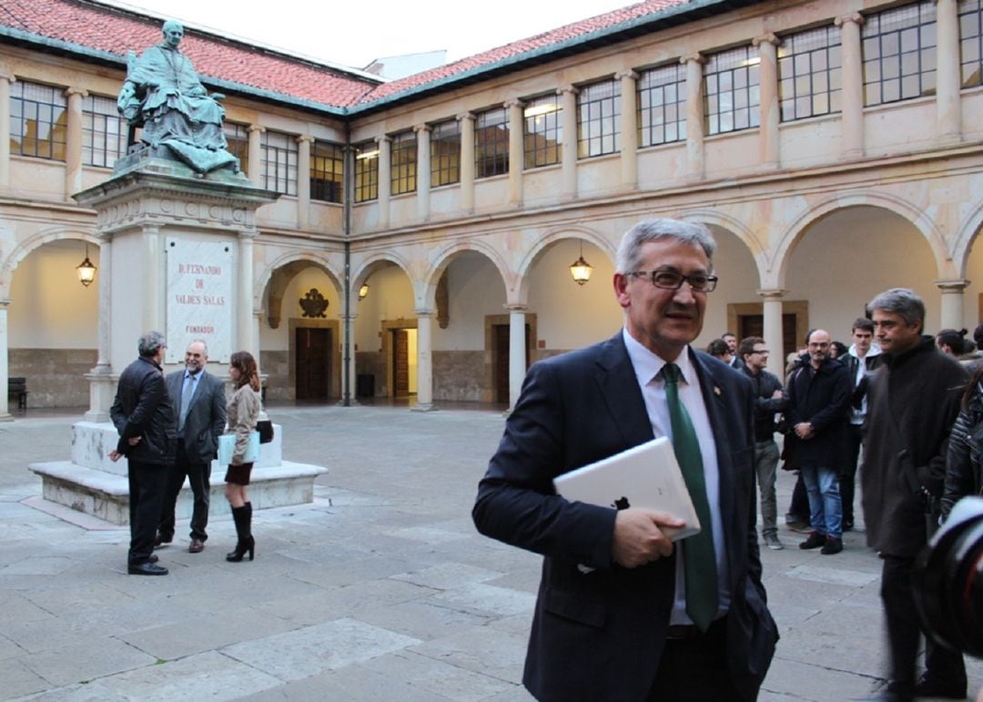 El rector, Santiago García Granda, en el edificio histórico de la institución académica. 