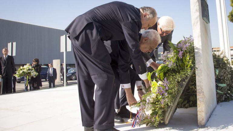 GRA138. EL PRAT DE LLOBREGAT (BARCELONA), 13/04/2015.- El ministro español de Asuntos Exteriores, José Manuel García Margallo (c), y sus homólogos francés y alemán, Laurent Fabius (i) y Frank-Walter Steinmeier (d), respectivamente, han homenajeado hoy en el aeropuerto de El Prat-Barcelona a las víctimas del avión de Germanwings, siniestrado en los Alpes franceses. EFE/Alejandro García
