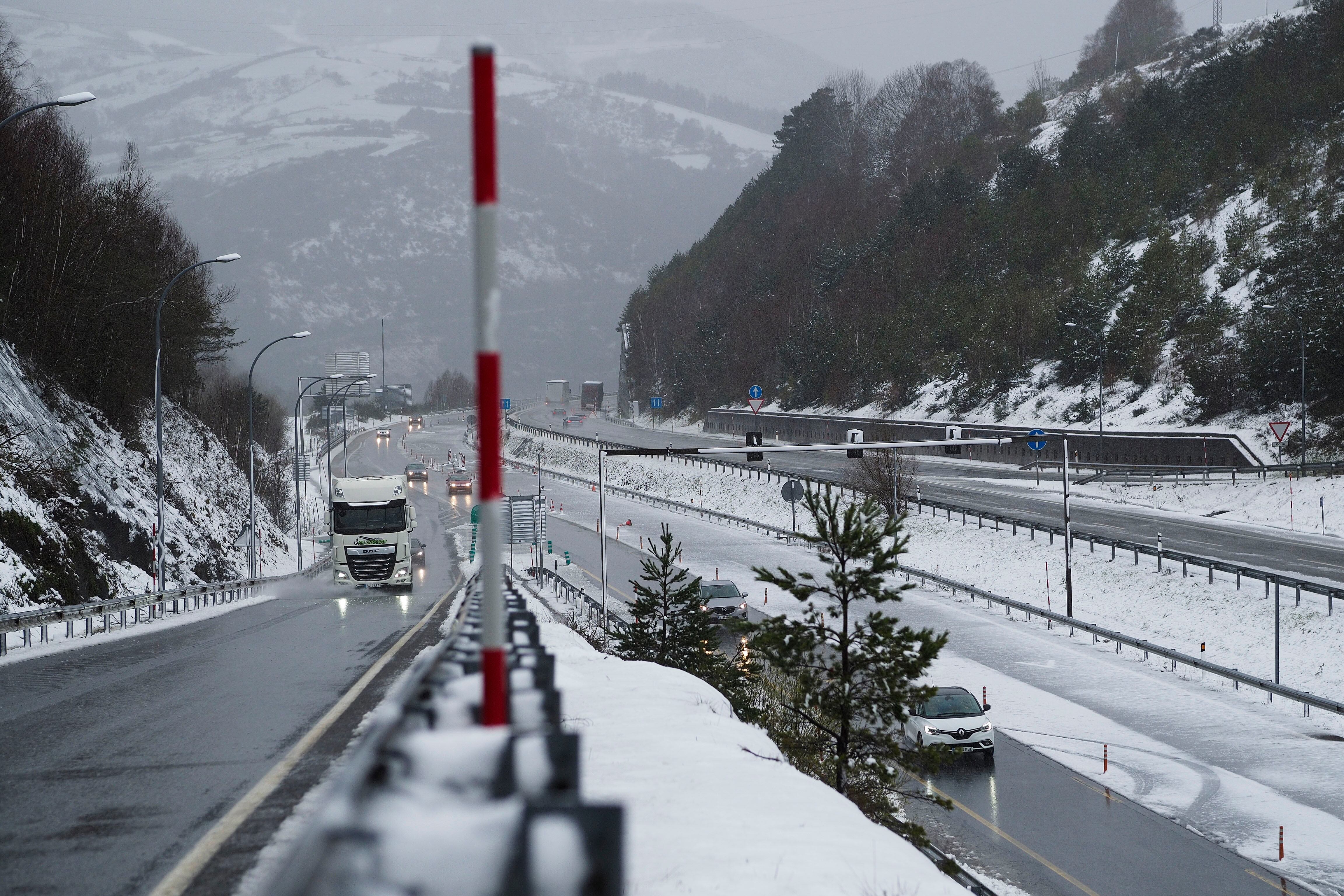 Fotografía de la autovía A-6 nevada este jueves, a la altura de Pedrafita do Cebreiro (Lugo).  EFE/ Eliseo Trigo