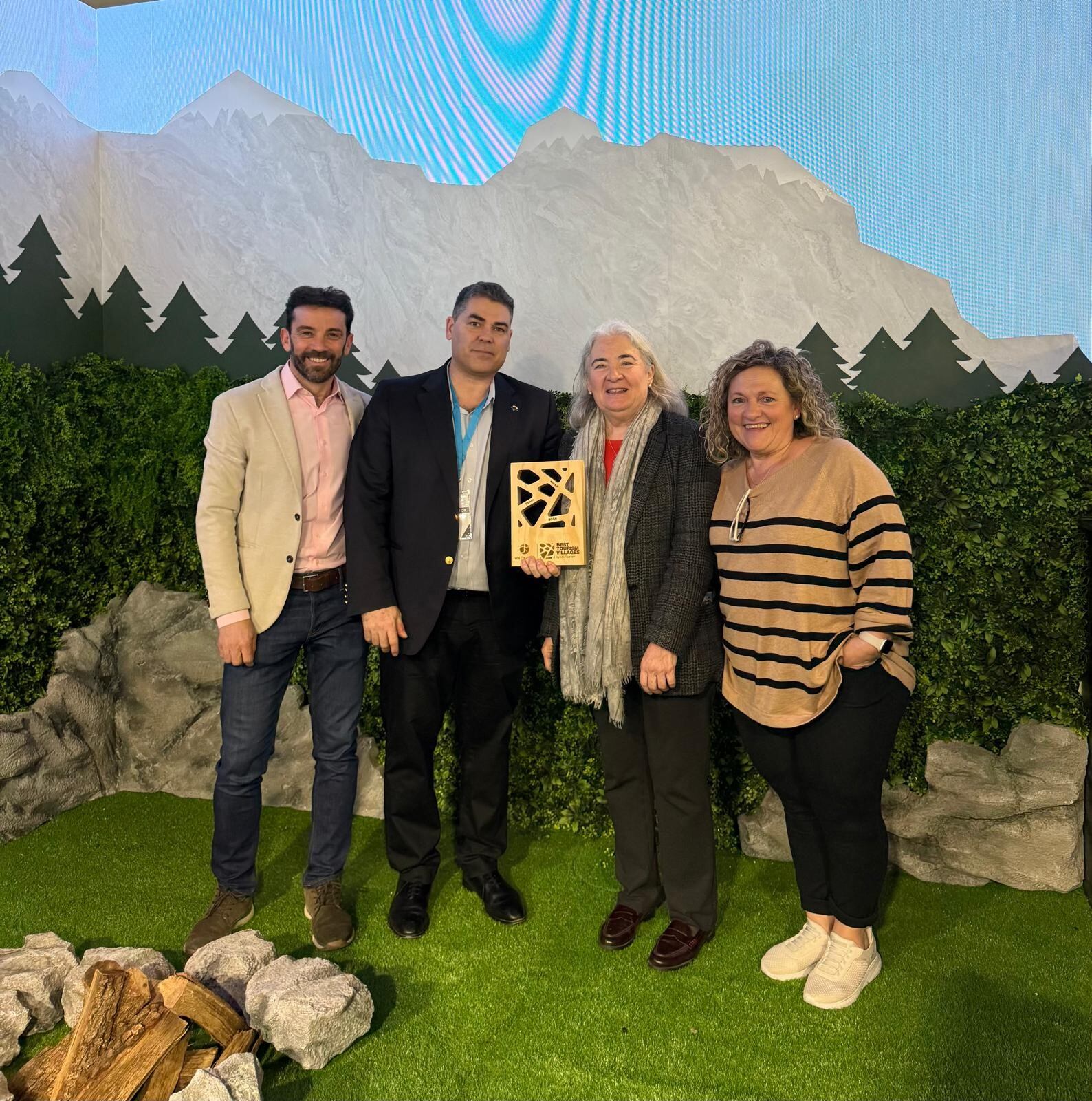 Enrique Pueyo, Francisco Mestres, Teresa Alcedo y Ana Blasco en Fitur. Foto: Ayuntamiento de Aínsa