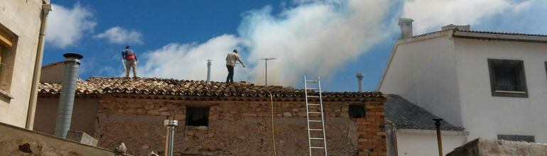 Los vecinos colaboran en la extinción del incendio de un tejado en Torralba.