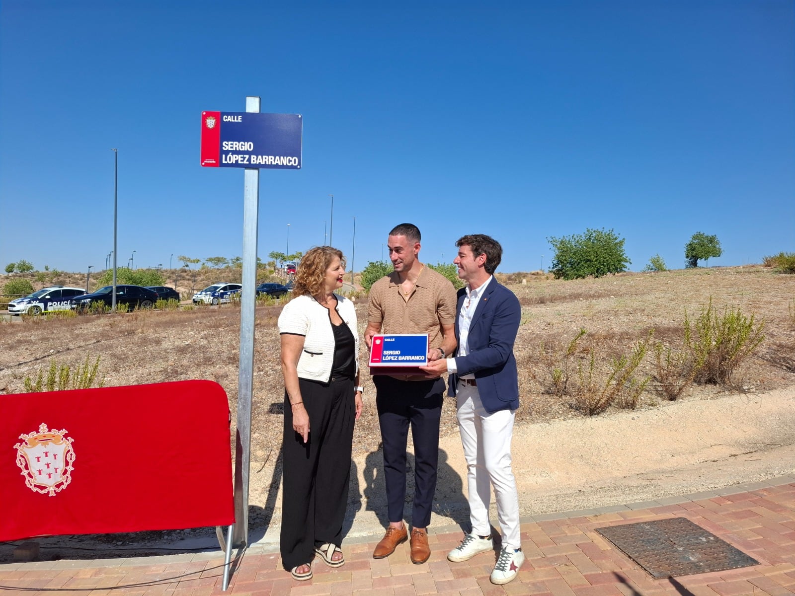Paqui Terol, alcaldesa de Alcantarilla; el atleta Sergio López Barranco y Fran Sánchez, director general de Deportes, en la inauguración del acto