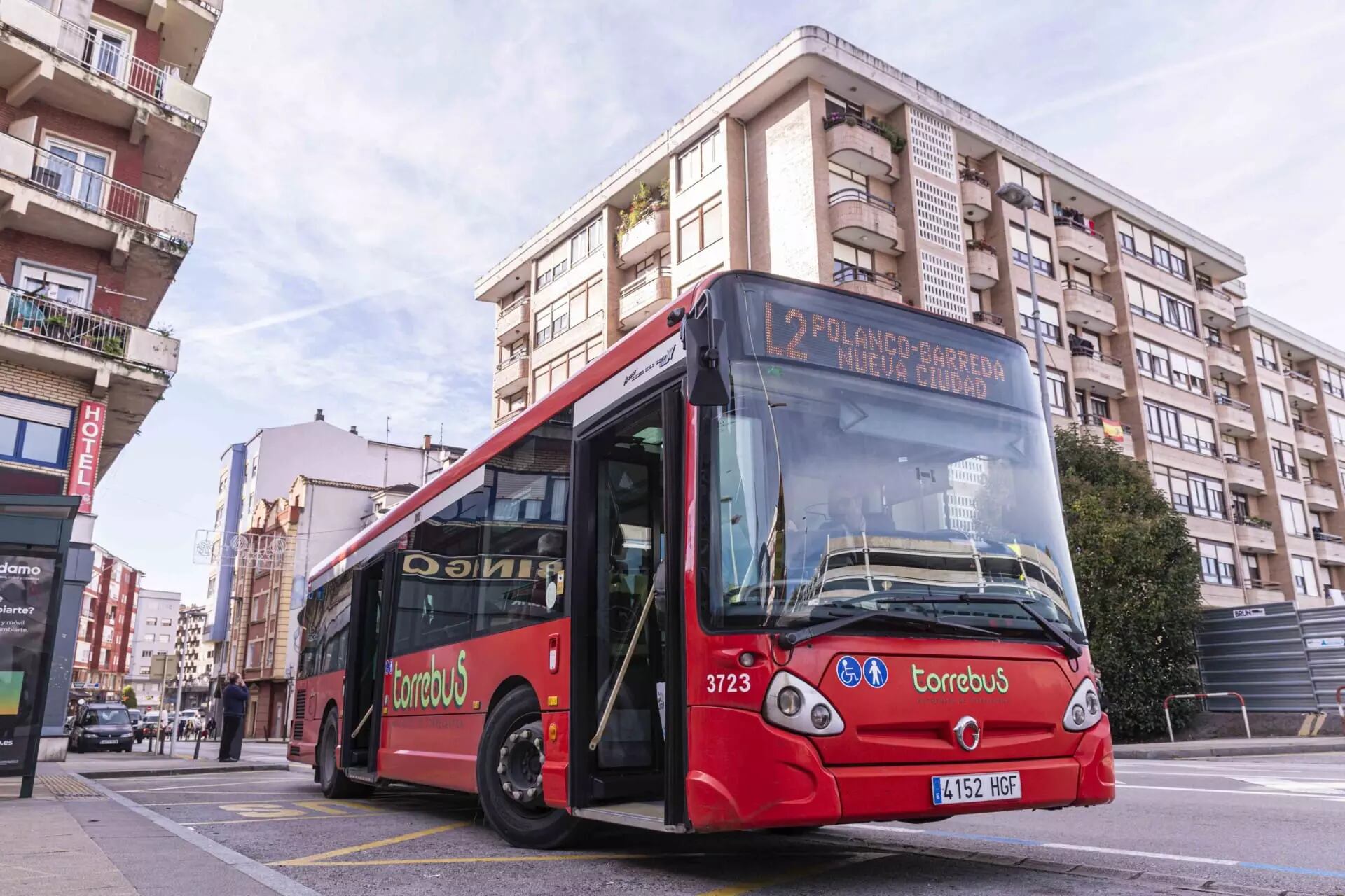 Torrebus en la parada de José María de Pereda de Torrelavega.