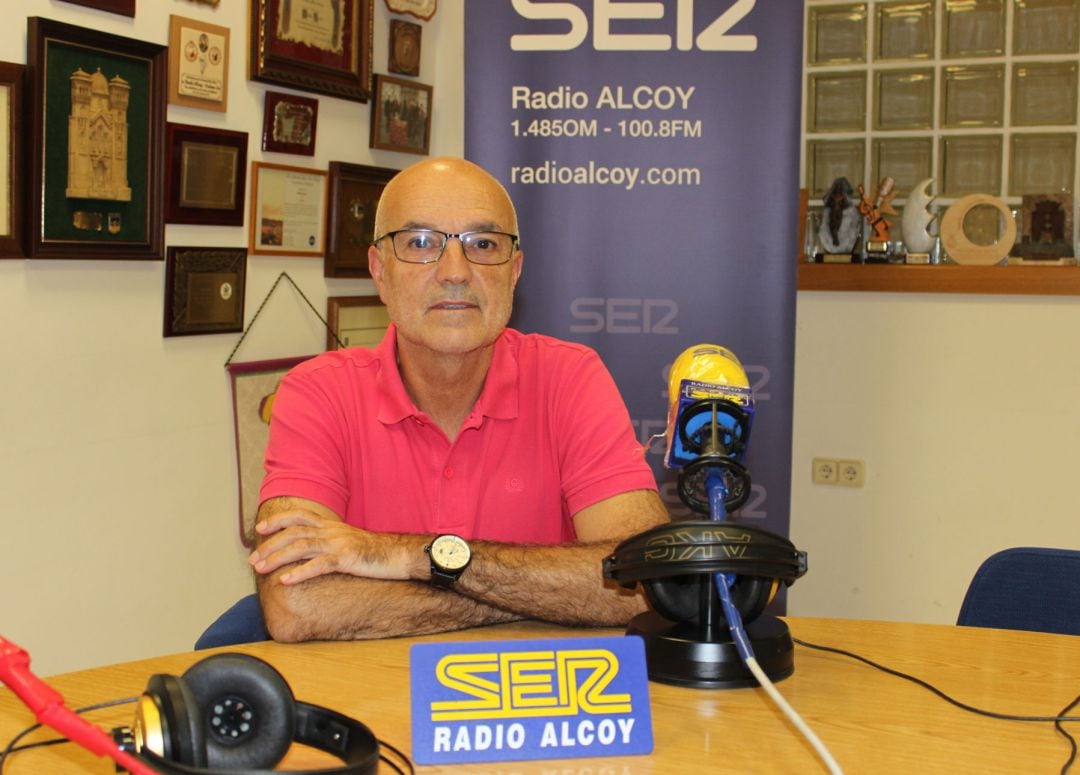 Josele García, presidente de la Asociación de Familiares Afectados por las residencias DomusVi Alcoy y Cocentaina, en los estudios de Radio Alcoy