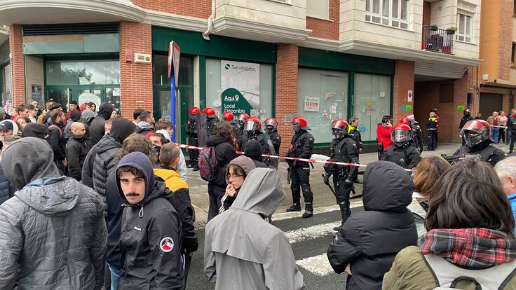 Desahucian a una mujer de 70 años por una deuda abusiva y ahora su casa está ocupada y bloqueada por 'desokupas'