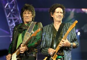 Ronnie Wood y Keith Richards en un concierto de los Rolling Stones en el campo de fútbol de Benidorm en 2003