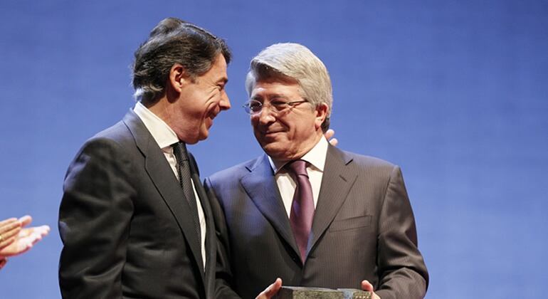 El expresidente de la Comunidad de Madrid, Ignacio González, junto al presidente del Atlético de Madrid, Enrique Cerezo