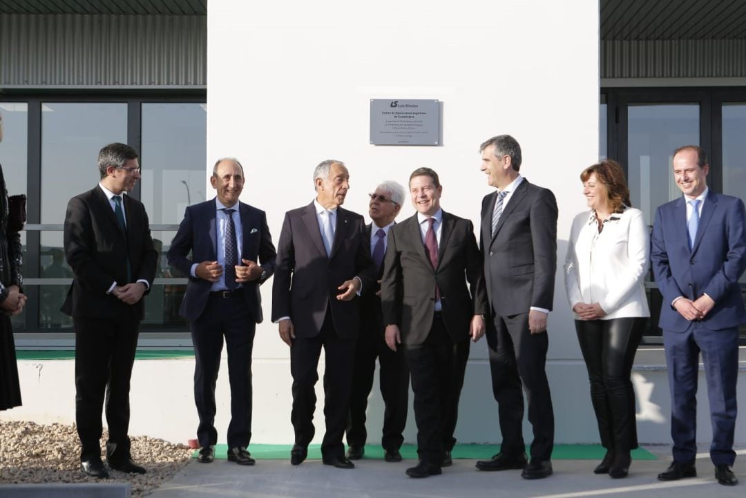 El presidente de Portugal, Marcelo Rebelo de Sousa, inaugura el centro logístico junto al presidente de Luis Simóes y las autoridades locales.