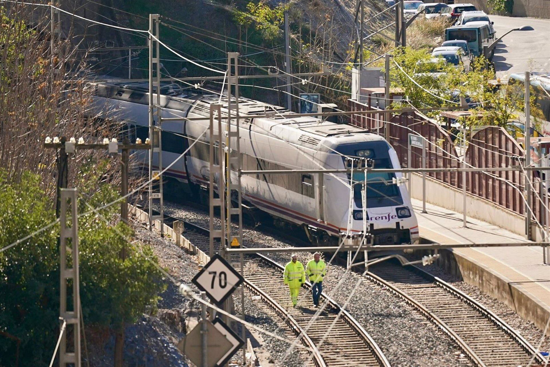 Operarios trabajan en la zona donde este pasado sábado tuvo lugar un choque de dos trenes en el Chorro, en el municipio malagueño de Álora