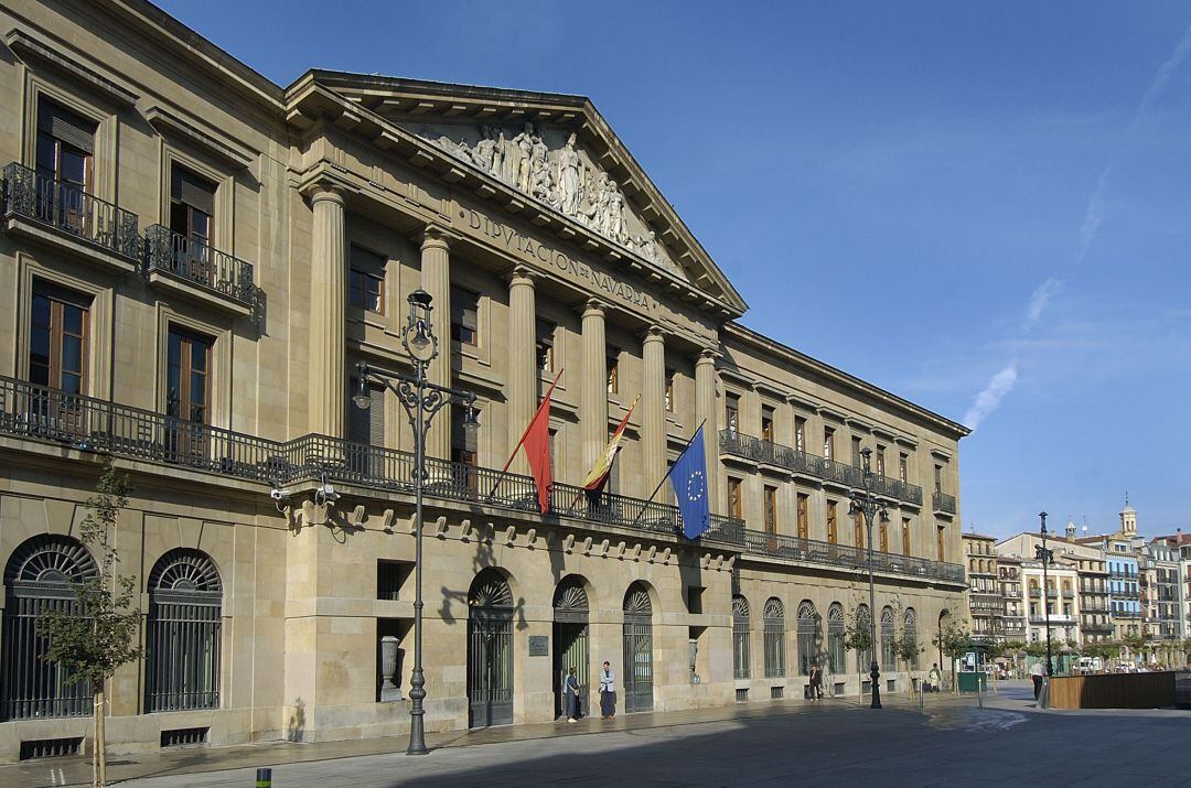 Fachada del Palacio de Navarra hacia la Avenida Carlos III
