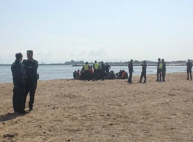 Fotografía de la llega de la embarcación a la playa de San Lorenzo (Melilla)