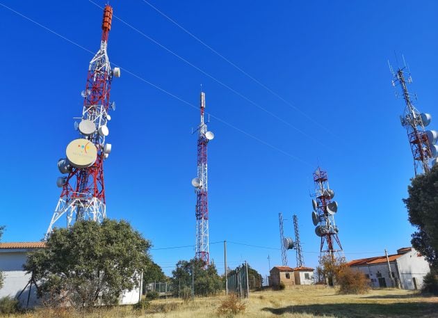 Antenas en lo alto del cerro.