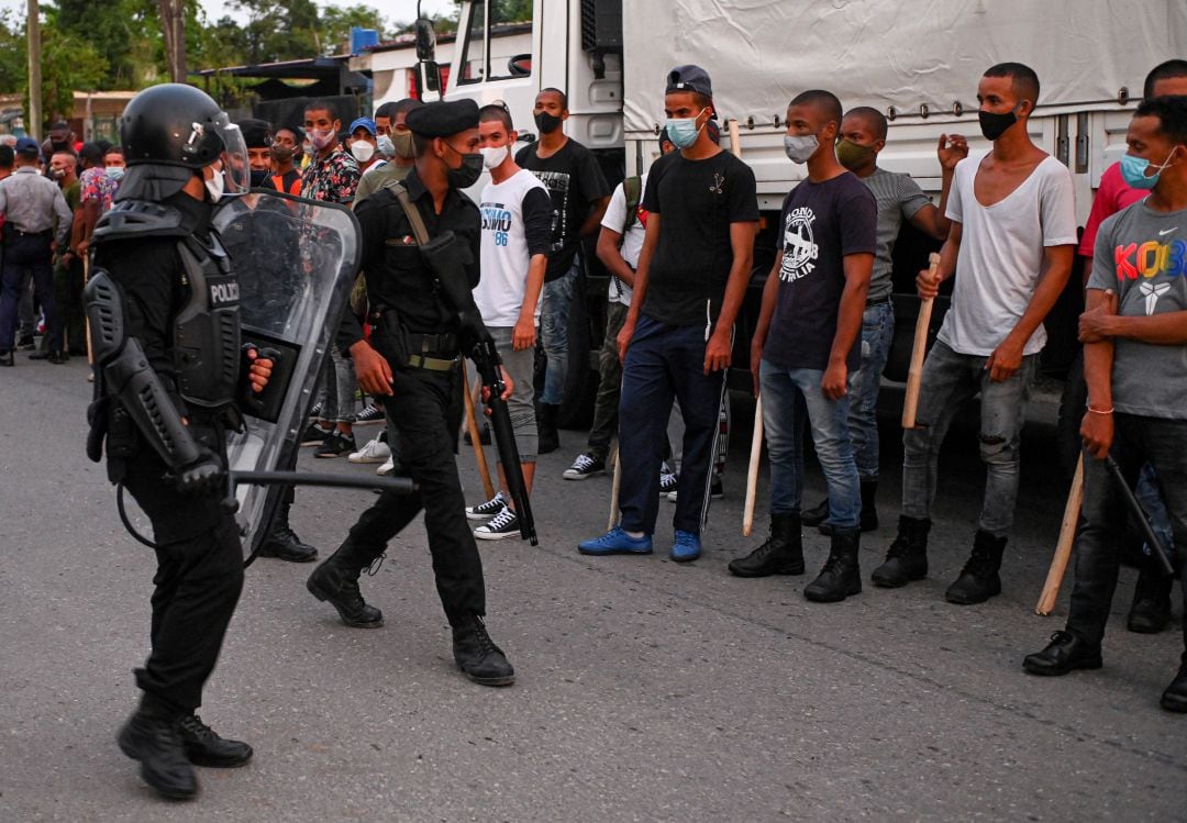 Control policial durante una protesta contra Miguel Diaz-Canel en Arroyo Naranjo (La Habana). 