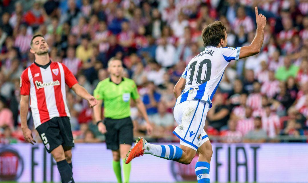 Mikel Oyarzabal celebra su gol, tercero del equipo ante el Athletic, durante el partido de la octava jornada de Liga en Primera División